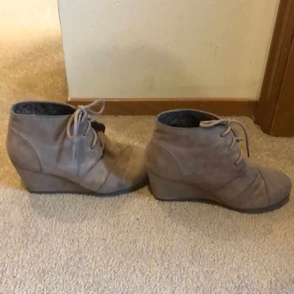 𝅺cityclassified tan suede wedged booties